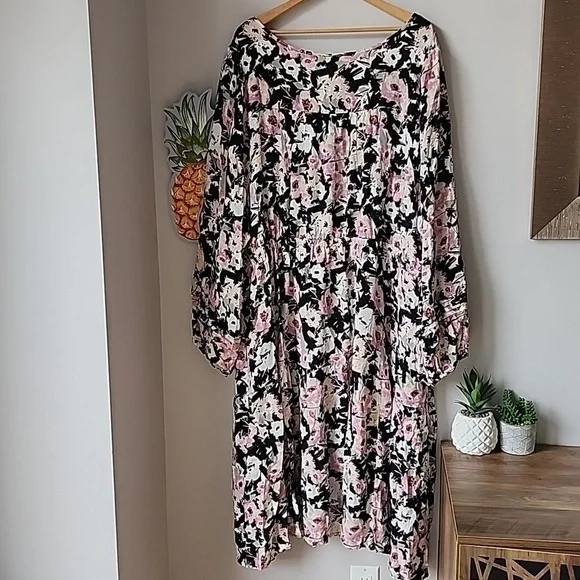 Torrid - Midi Swiss Dot Pleat Long Sleeve Dress in Brushstroke Multi Floral‌‌‌ - Picture 6 of 13